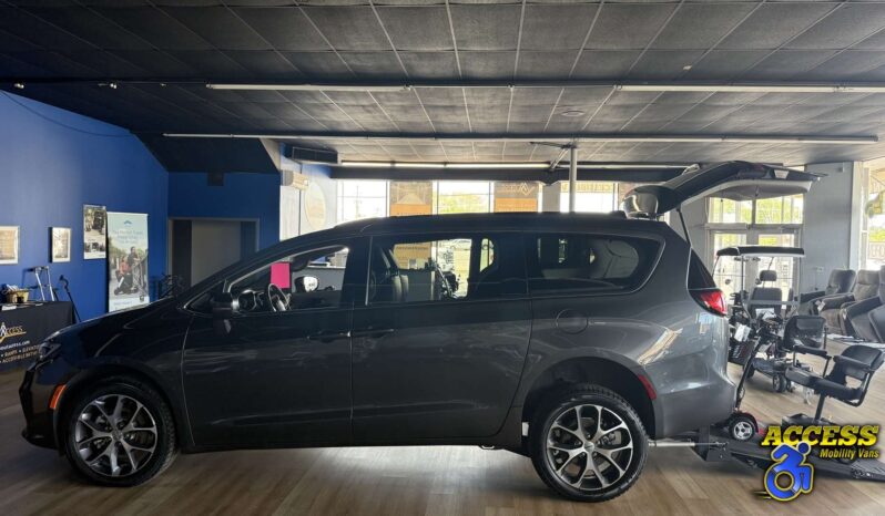 
								2022 Chrysler Pacifica full									