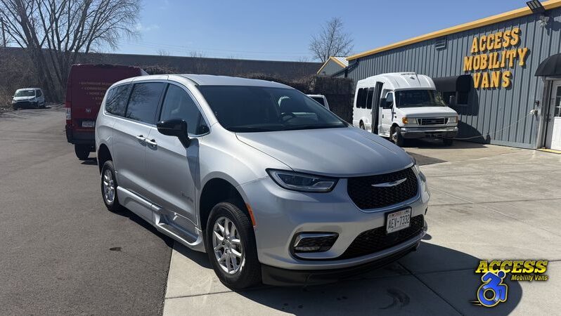 
								2024 Chrysler Pacifica full									