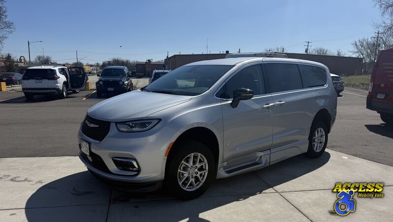 
								2024 Chrysler Pacifica full									