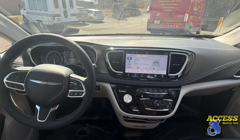 
								2024 Chrysler Pacifica full									