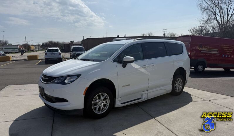 
								2021 Chrysler Voyager full									
