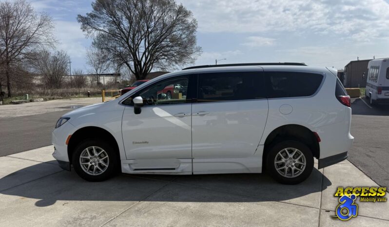 
								2021 Chrysler Voyager full									