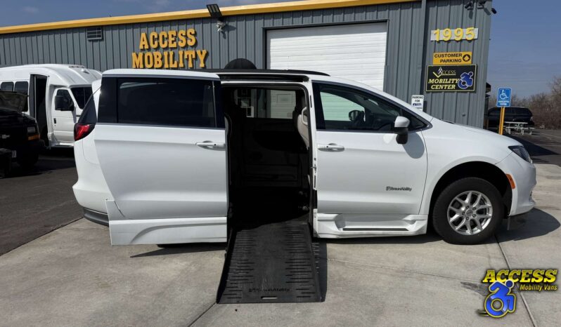 
								2021 Chrysler Voyager full									