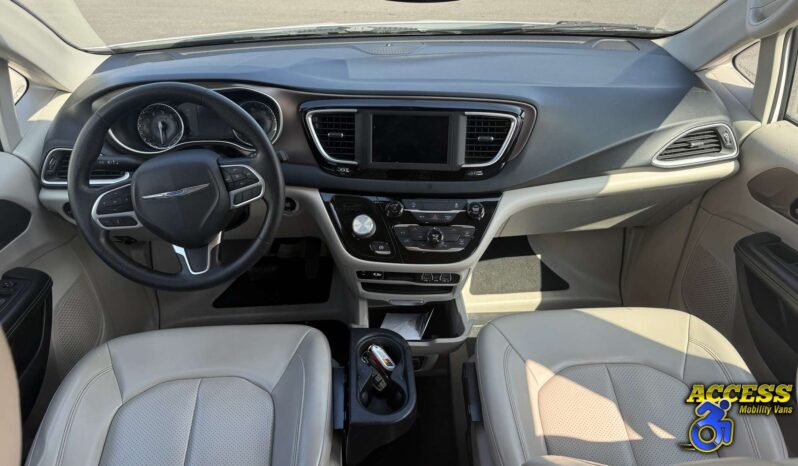 
								2021 Chrysler Voyager full									