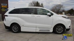 
										2022 Toyota Sienna full									