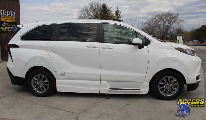 
								2022 Toyota Sienna full									