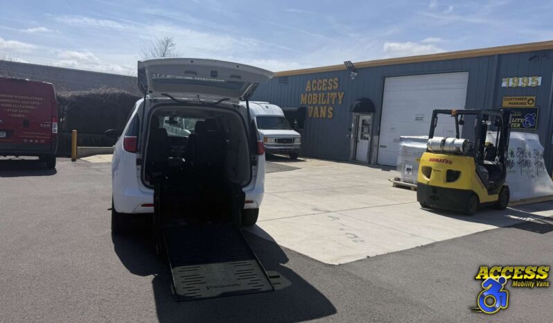 
								2021 Chrysler Voyager full									