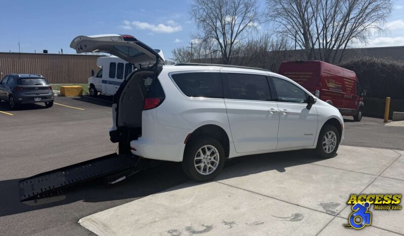 
								2021 Chrysler Voyager full									