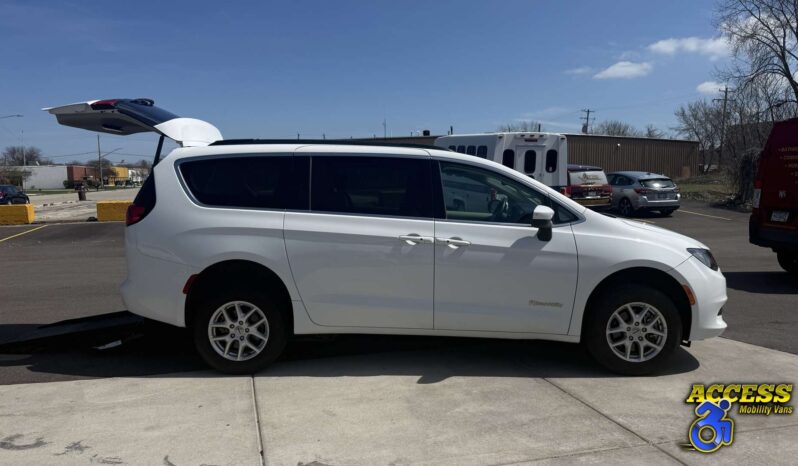 
								2021 Chrysler Voyager full									