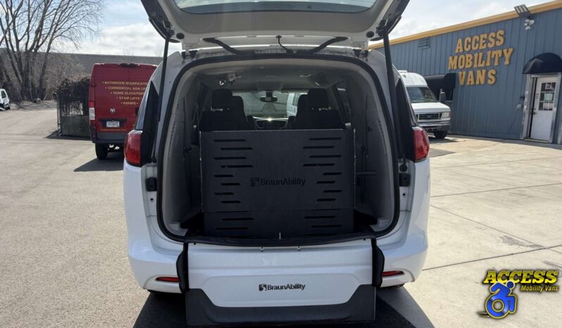 
								2021 Chrysler Voyager full									