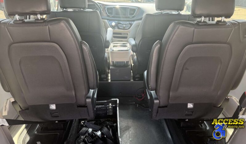 
								2021 Chrysler Voyager full									