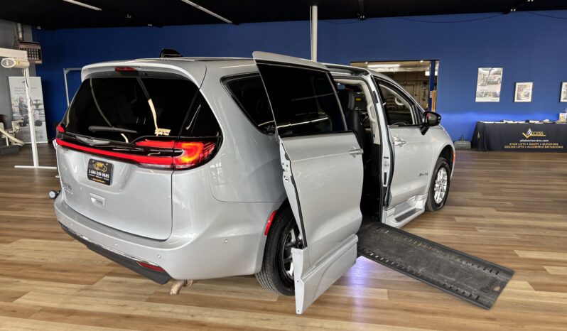 
								2024 Chrysler Pacifica Touring L Wheelchair Van full									