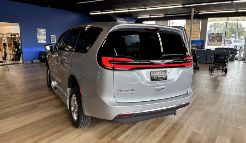 
								2024 Chrysler Pacifica Touring L Wheelchair Van full									