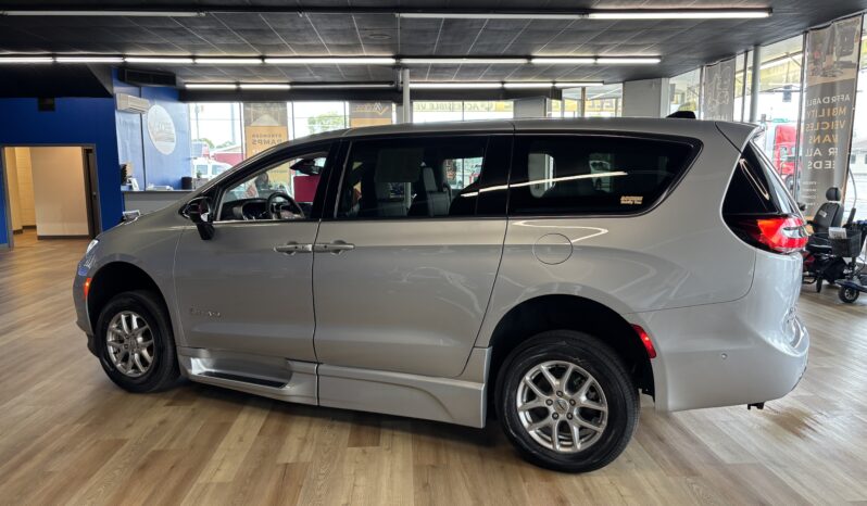 
								2024 Chrysler Pacifica Touring L Wheelchair Van full									