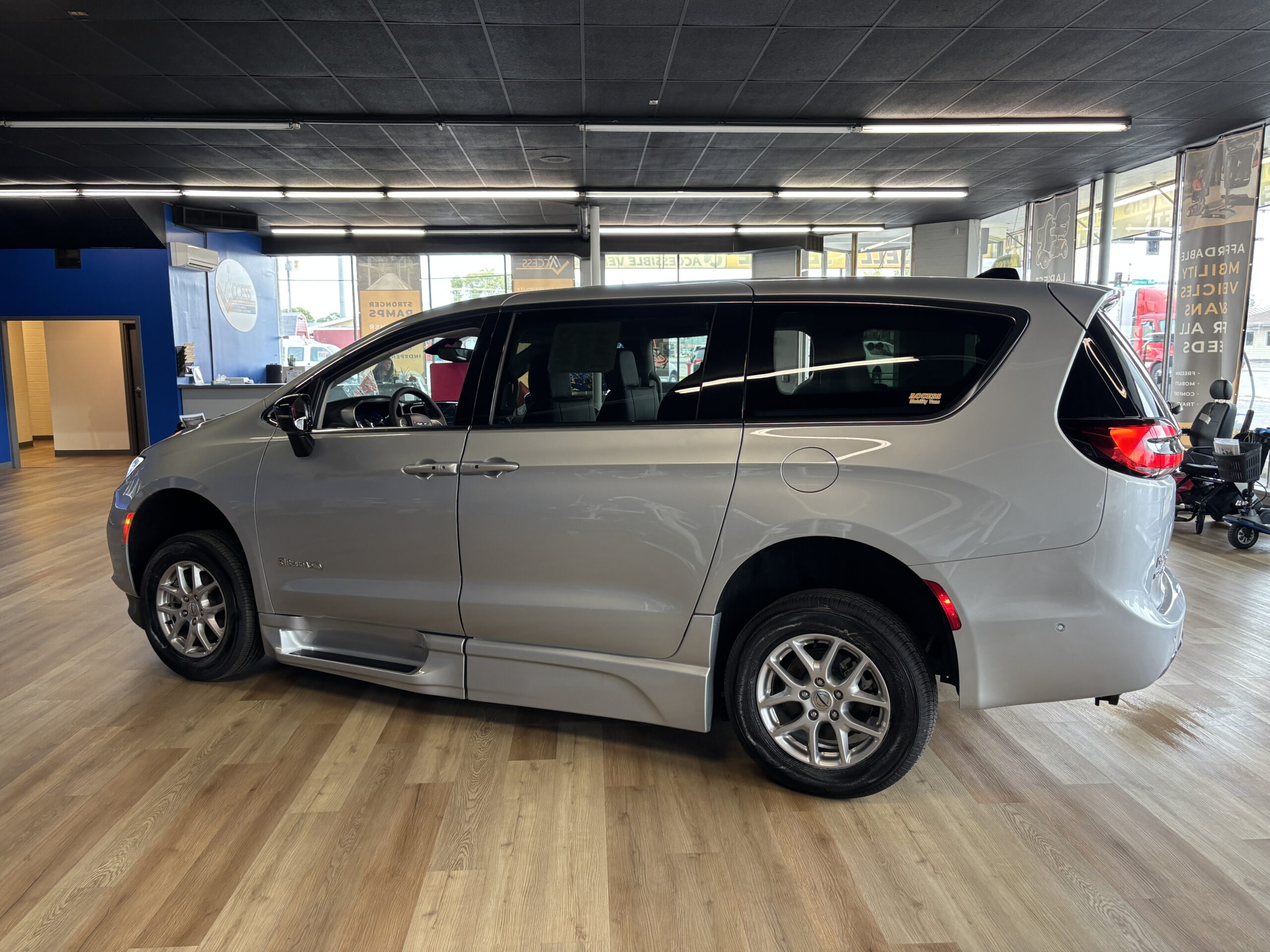 2024 Chrysler Pacifica Touring L - Photo 11