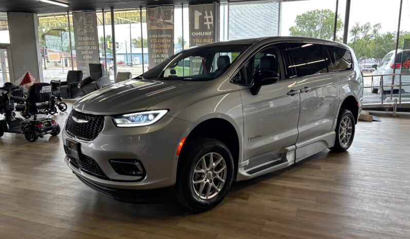 
								2024 Chrysler Pacifica Touring L Wheelchair Van full									