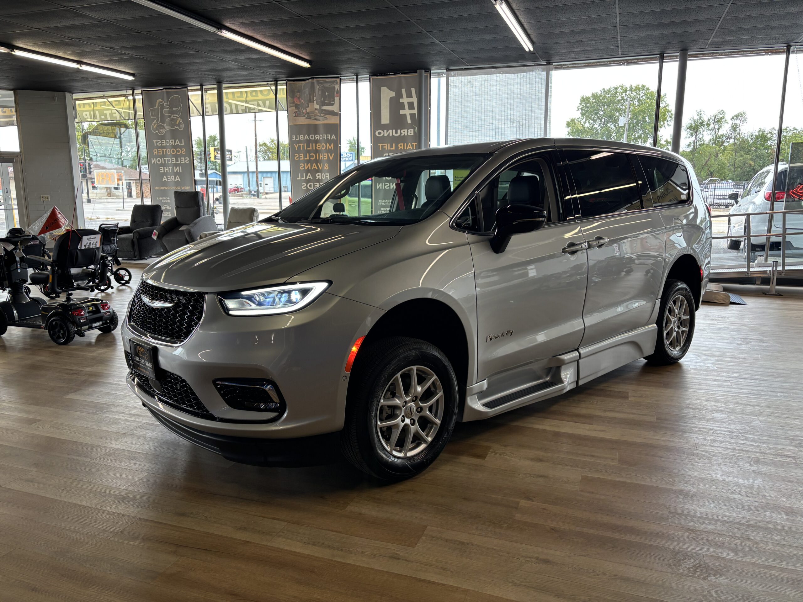 2024 Chrysler Pacifica Touring L - Photo 10