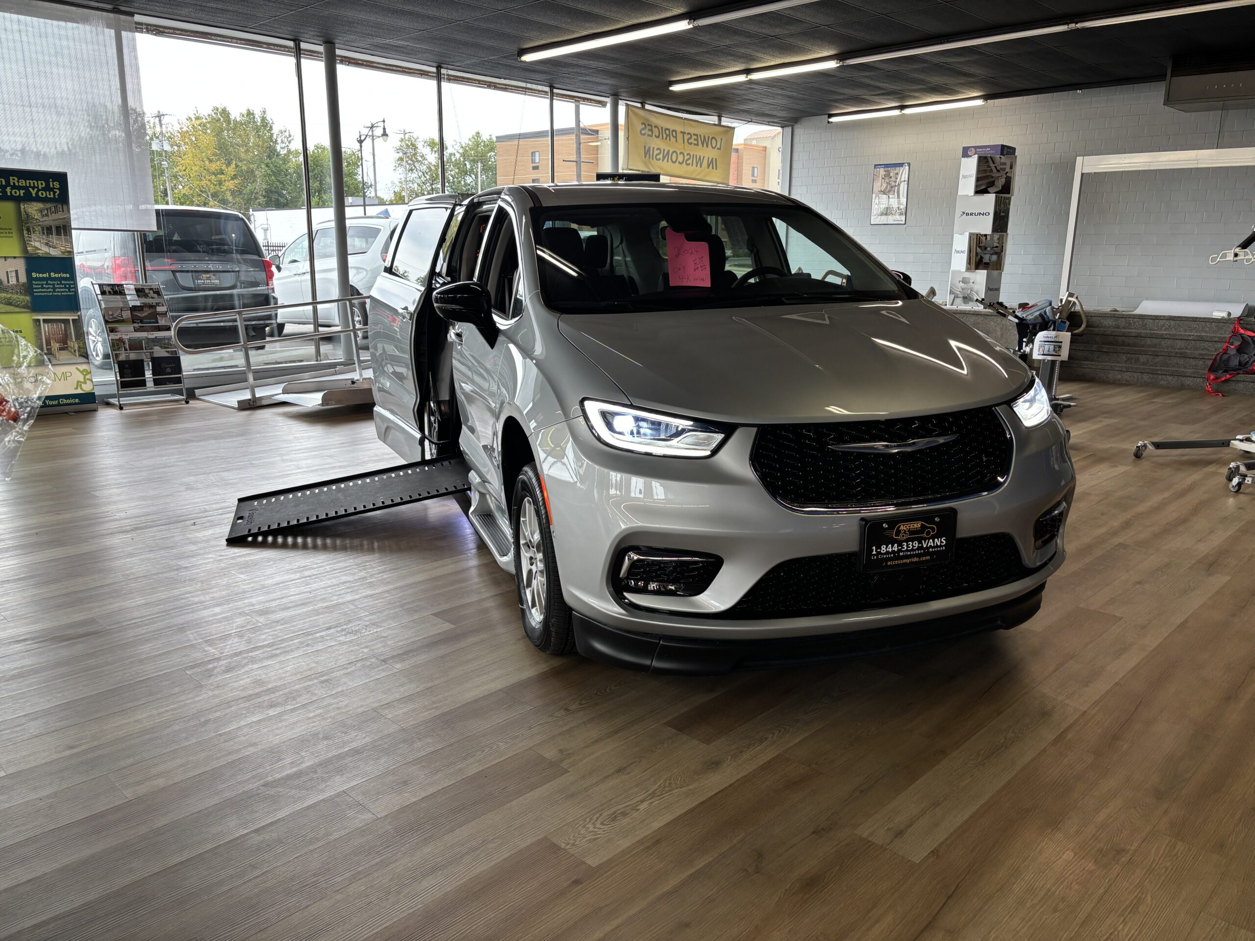 2024 Chrysler Pacifica Touring L - Photo 8