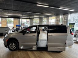 
										2024 Chrysler Pacifica Touring L Wheelchair Van full									