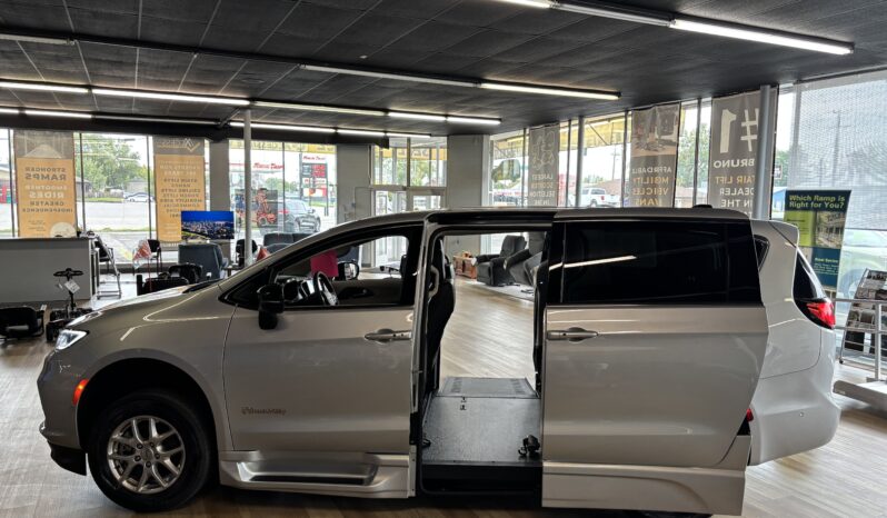 
								2024 Chrysler Pacifica Touring L Wheelchair Van full									