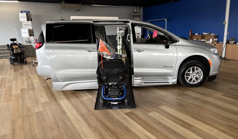 
								2024 Chrysler Pacifica Touring L Wheelchair Van full									
