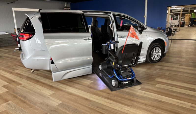
								2024 Chrysler Pacifica Touring L Wheelchair Van full									