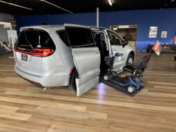 
										2024 Chrysler Pacifica Touring L Wheelchair Van full									