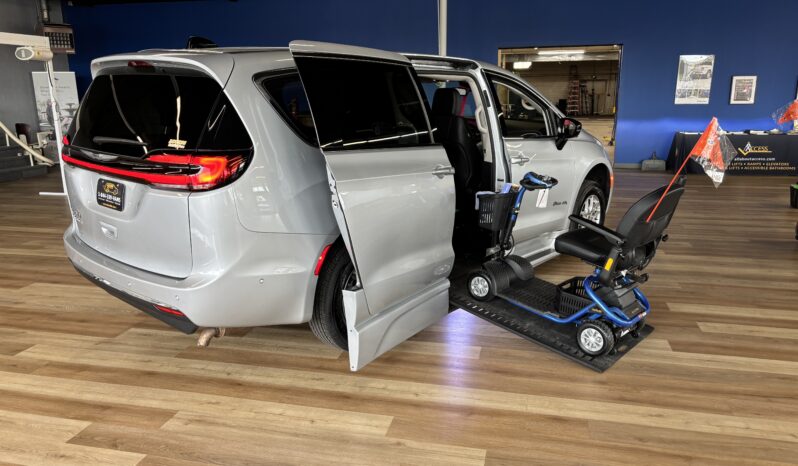 
								2024 Chrysler Pacifica Touring L Wheelchair Van full									