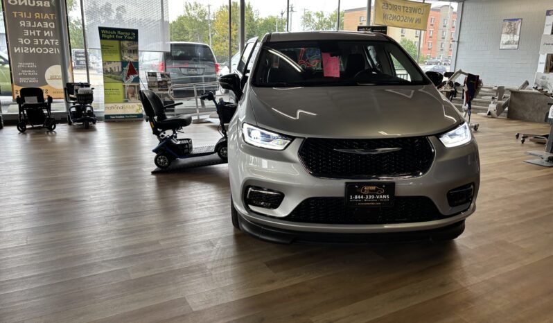 
								2024 Chrysler Pacifica Touring L Wheelchair Van full									