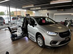
										2024 Chrysler Pacifica Touring L Wheelchair Van full									