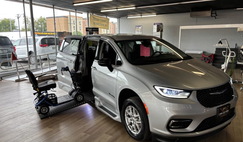 
								2024 Chrysler Pacifica Touring L Wheelchair Van full									