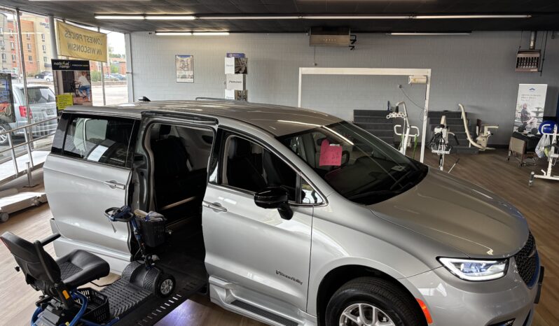 
								2024 Chrysler Pacifica Touring L Wheelchair Van full									