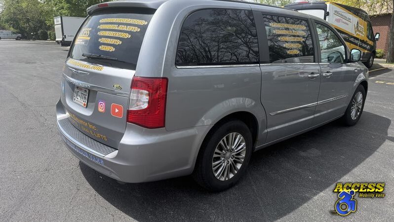 
								2474 – 2015 Chrysler Town & Country – #12 full									