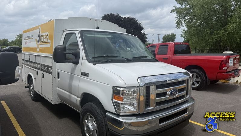 
								4245 – 2022 Ford Econoline – #30 full									