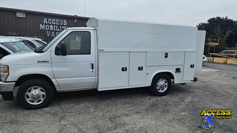 
								4245 – 2022 Ford Econoline – #30 full									