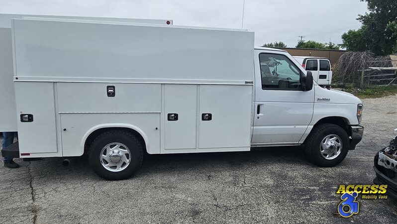 
								4245 – 2022 Ford Econoline – #30 full									