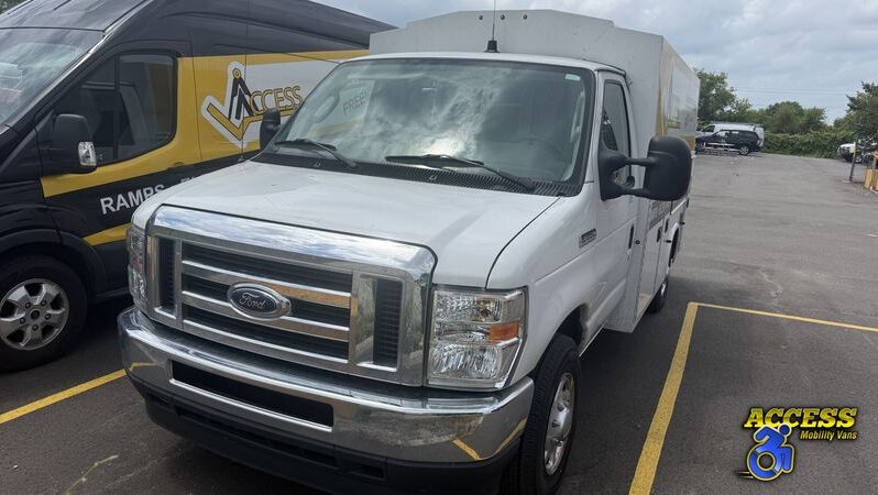 
								4245 – 2022 Ford Econoline – #30 full									