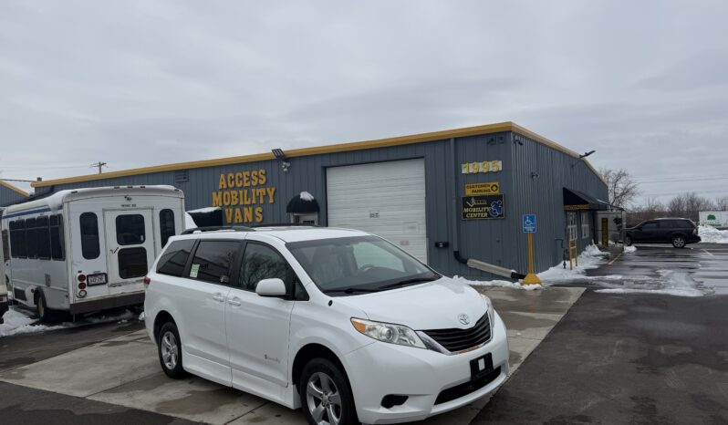 
								2012 Toyota Sienna LE Wheelchair Van full									