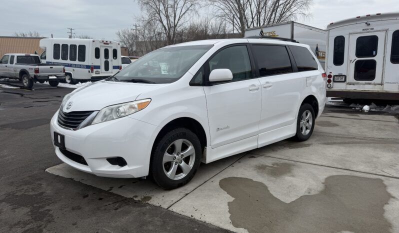 
								2012 Toyota Sienna LE Wheelchair Van full									