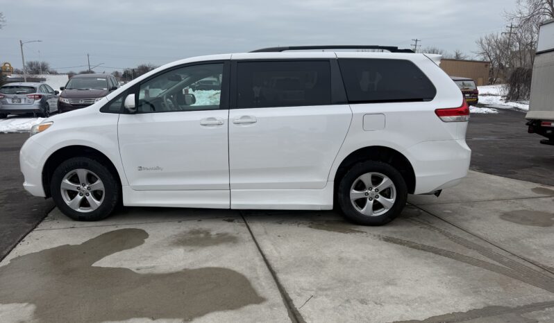 
								2012 Toyota Sienna LE Wheelchair Van full									
