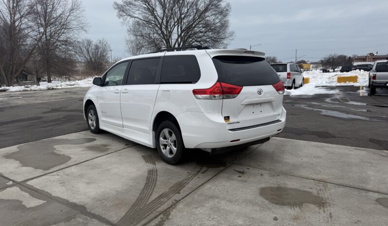 
								2012 Toyota Sienna LE Wheelchair Van full									