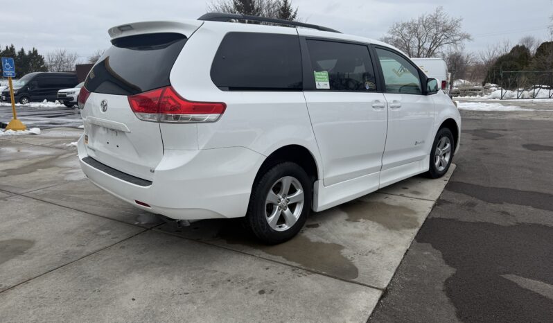 
								2012 Toyota Sienna LE Wheelchair Van full									