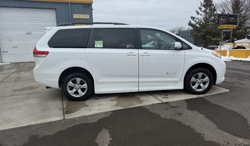 
								2012 Toyota Sienna LE Wheelchair Van full									