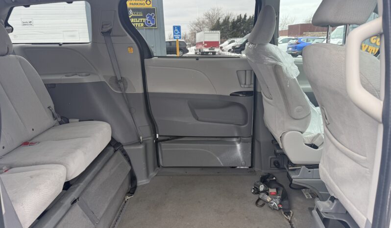 
								2012 Toyota Sienna LE Wheelchair Van full									