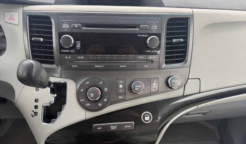 
								2012 Toyota Sienna LE Wheelchair Van full									