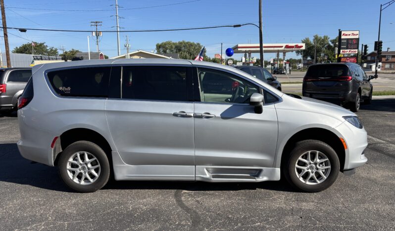 
								2022 Chrysler Voyager LX full									