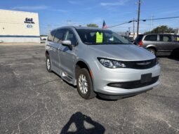 
										2022 Chrysler Voyager LX full									