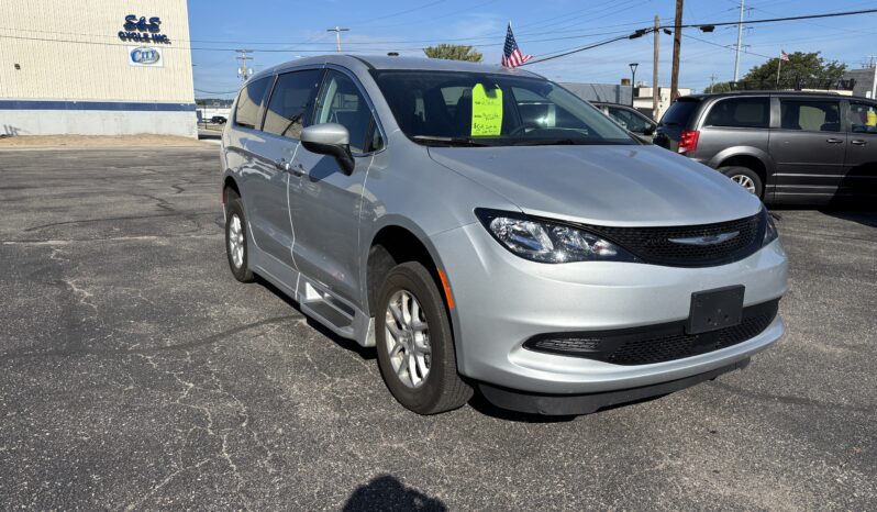 
								2022 Chrysler Voyager LX full									