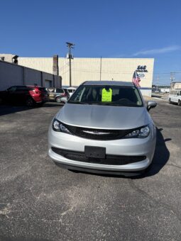 
										2022 Chrysler Voyager LX full									