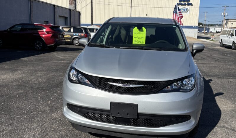 
								2022 Chrysler Voyager LX full									